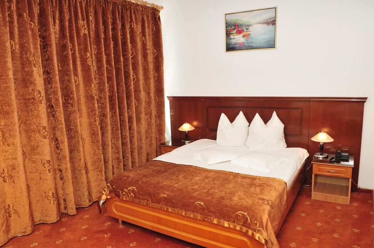 Отель Hotel Emma Est Крайова