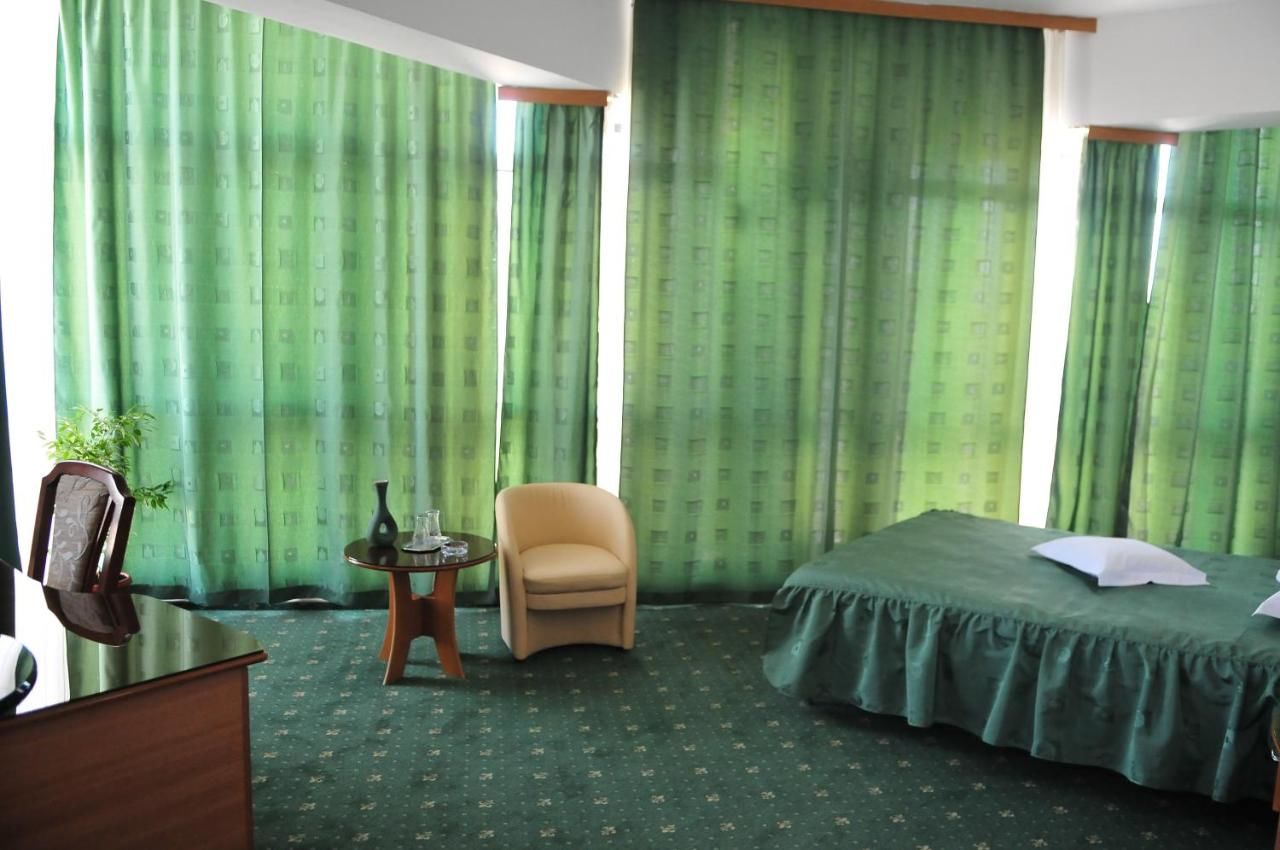 Отель Hotel Emma Est Крайова